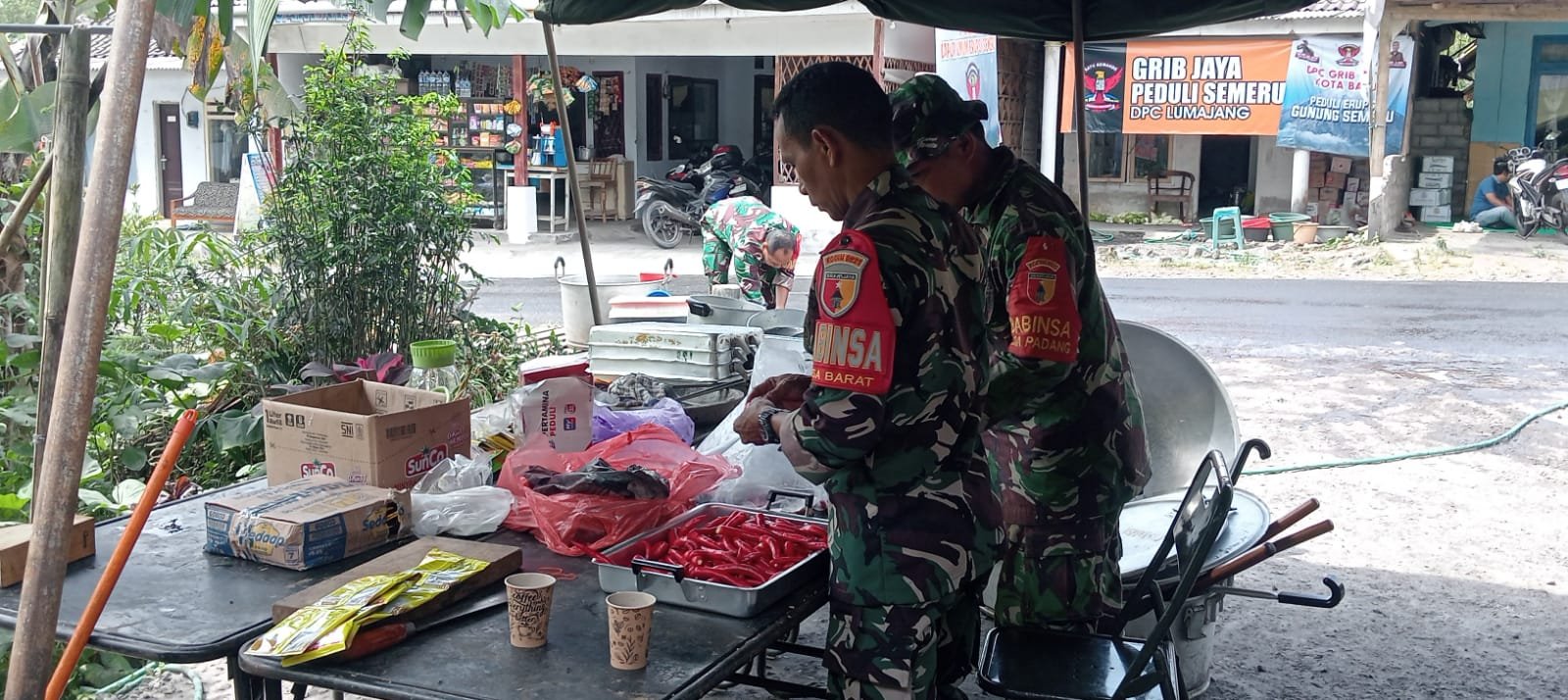 TNI Kodim 0821 Lumajang Perkuat Layanan Dapur Umum bagi Korban Erupsi Semeru di Pronojiwo