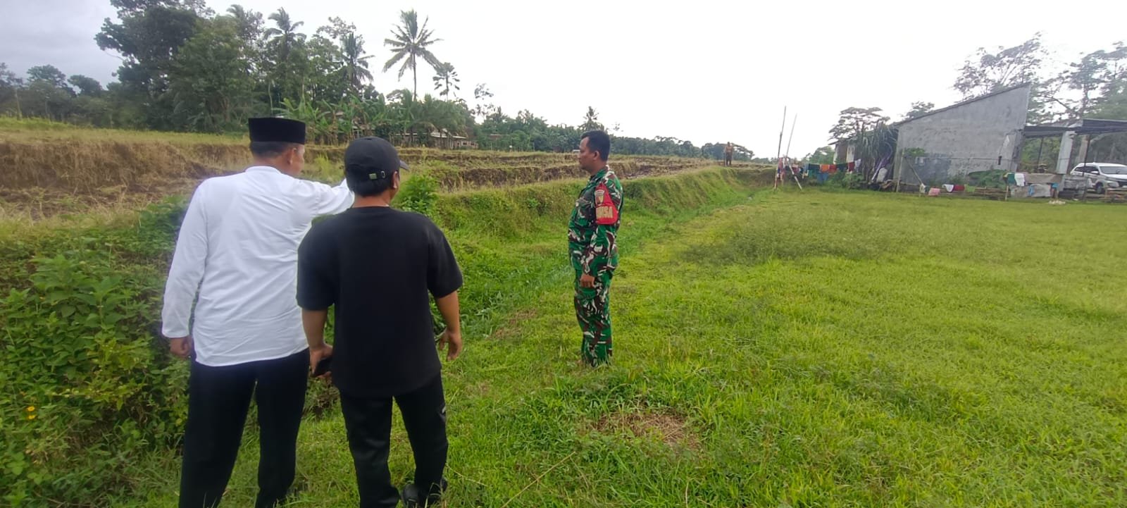 Babinsa Koramil 0825/19 Sempu Dampingi Peninjauan KDKMP di Desa Jambewangi, Kecamatan Sempu