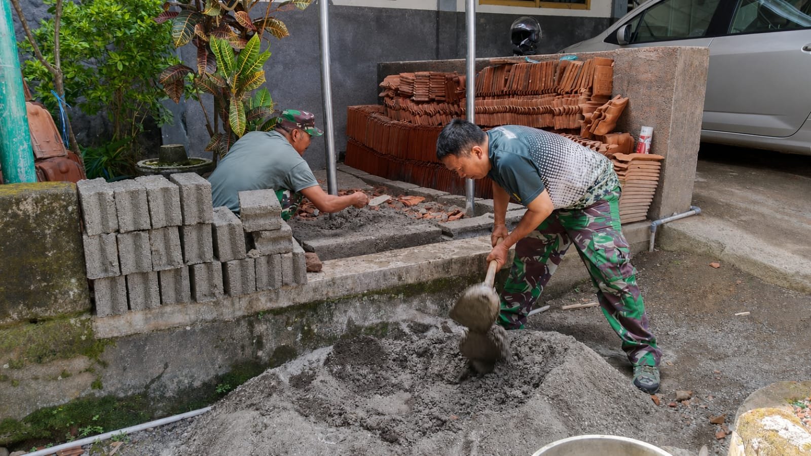 Tingkatkan Kualitas Fisik Siswa, Anggota Koramil 0825-19/Sempu Bangun Sarana Garjas di Al-Azhar