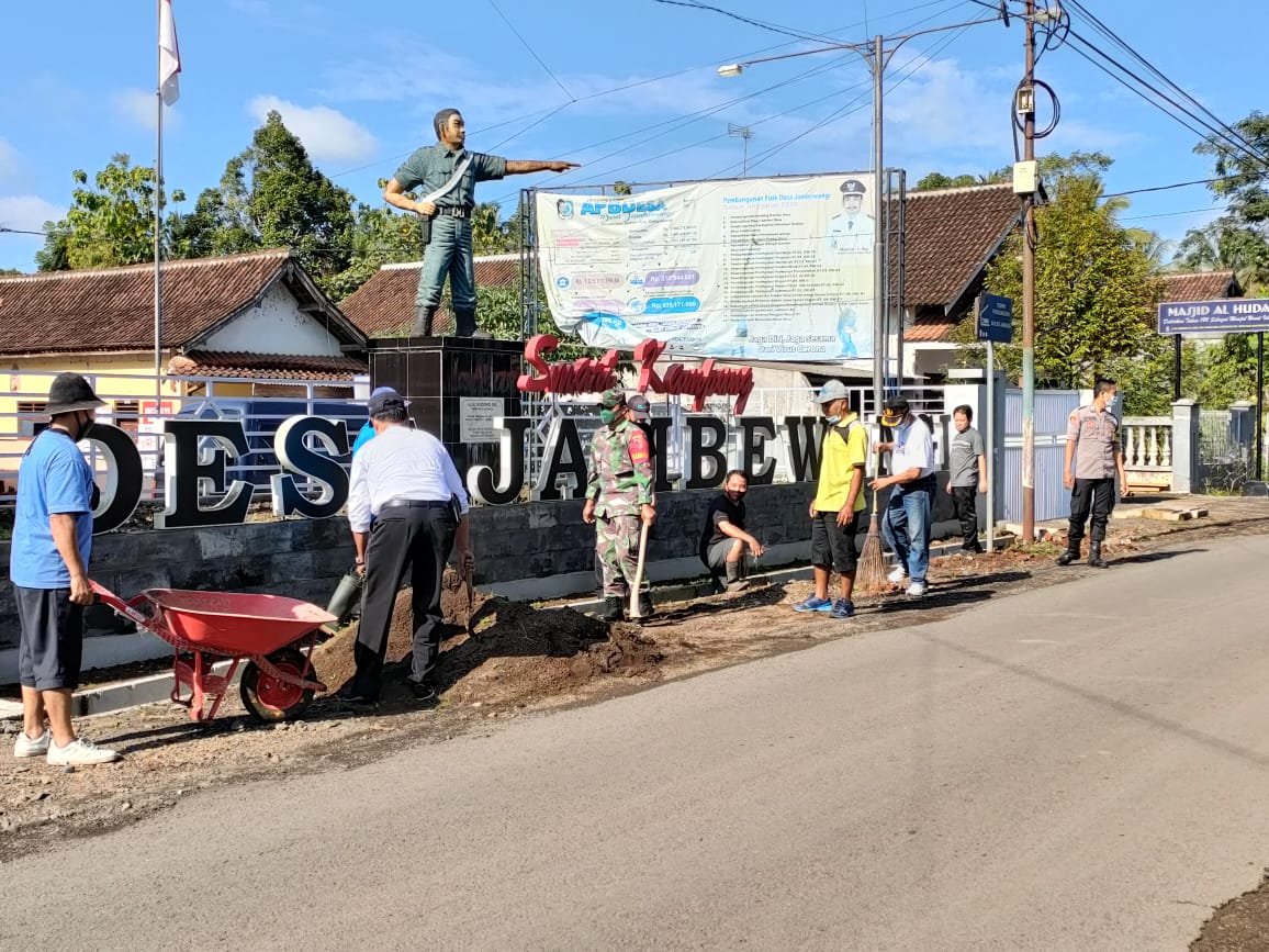 Rawat Tradisi Gotong Royong, Warga Desa Jambewangi Gelar Karya Bakti Bersama TNI