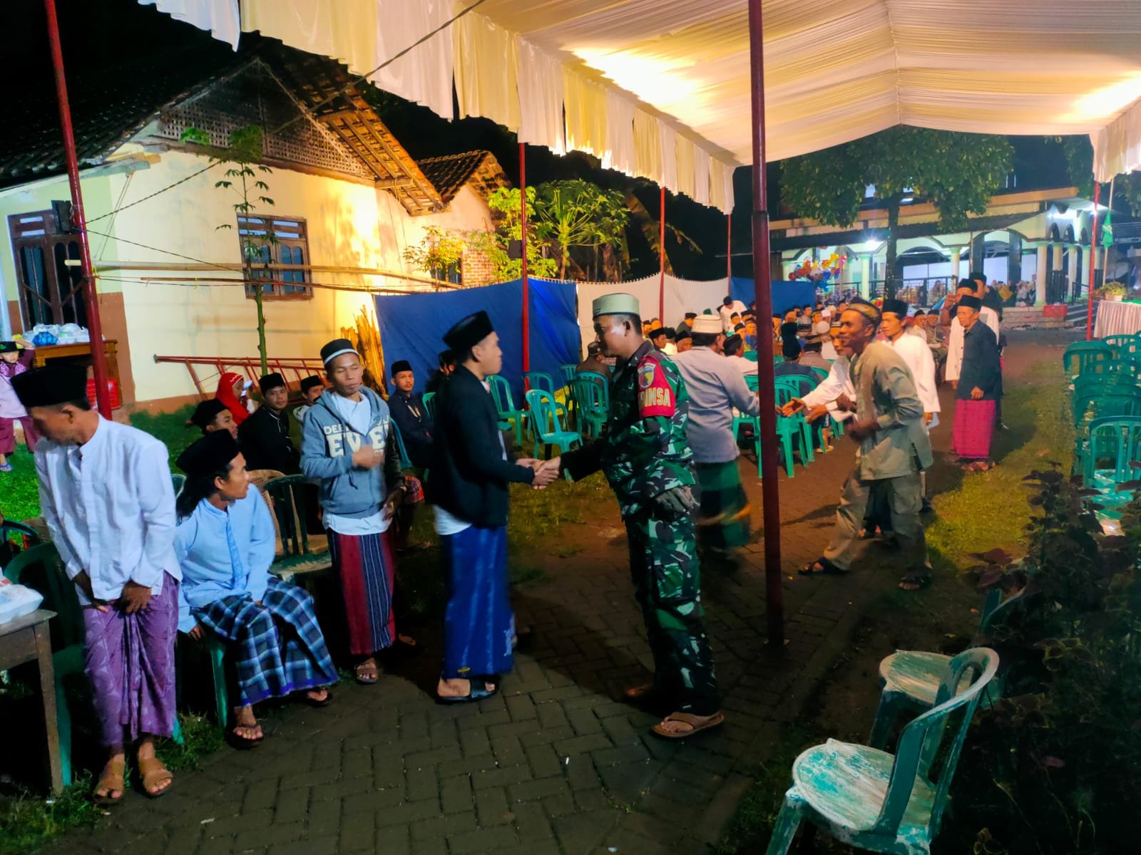 Pondok Pesantren Al-Ma’aly Jambewangi Gelar Pengajian Akbar Bersama K.H. Nurhadi, Babinsa Turut Mengamankan